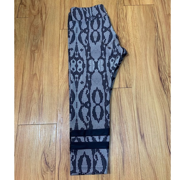 THE UPSIDE Pattern 3/4 Crop Leggings - Picture 3 of 13